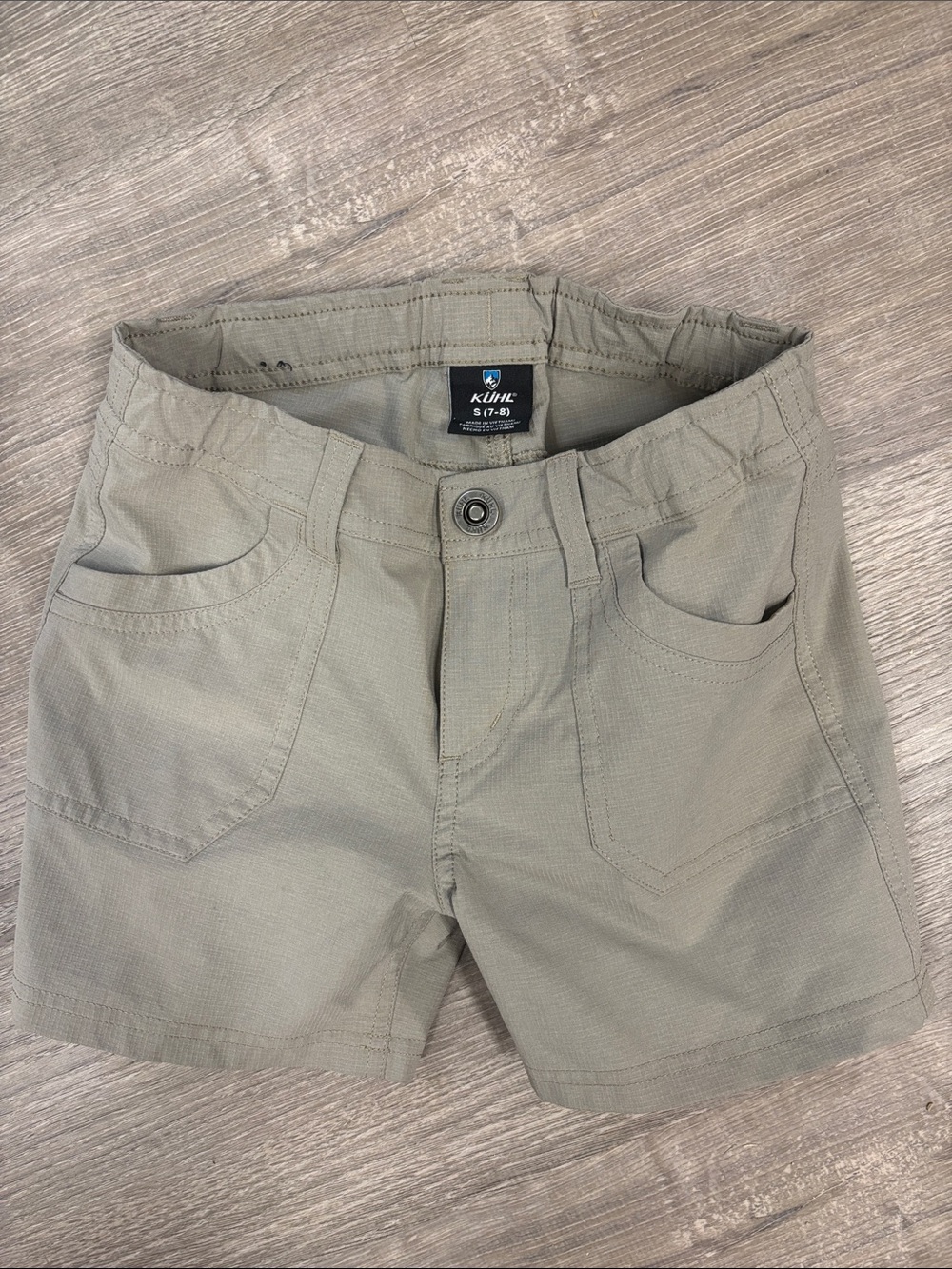 Kuhl Girls Shorts in Khaki- Sap marks on back! Otherwise perfect!